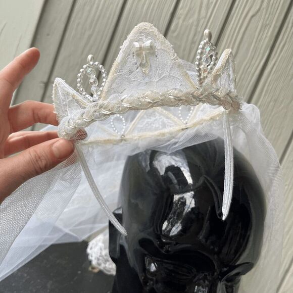 Vintage 80s Pearl-Lace Tiara Veil – Two-Tier Fingertip Length w/ Scallop Edge - Picture 2 of 7